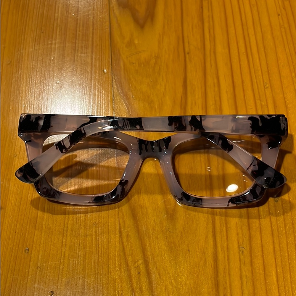 Stylish Tortoiseshell Reading Glasses - Picture 2 of 4